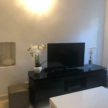 A Deux Pas Du Palais Des Festivals , Deux Pieces Dans Le Bas Du Quartier Historique Du Suquet A Apartamento