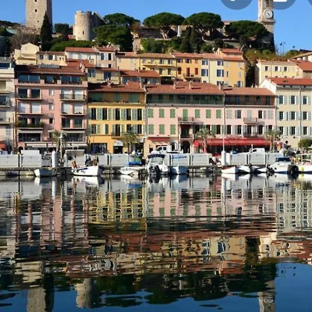 à Deux Pas Du Palais Des Festivals , Deux Pièces Dans Le Bas Du Quartier Historique Du Suquet à Cannes