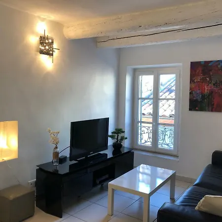 à Deux Pas Du Palais Des Festivals , Deux Pièces Dans Le Bas Du Quartier Historique Du Suquet à